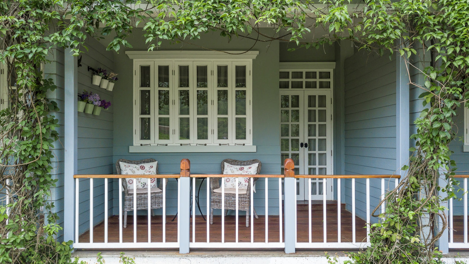 The Ultimate Guide to Choosing Railings that Match Your Home Style