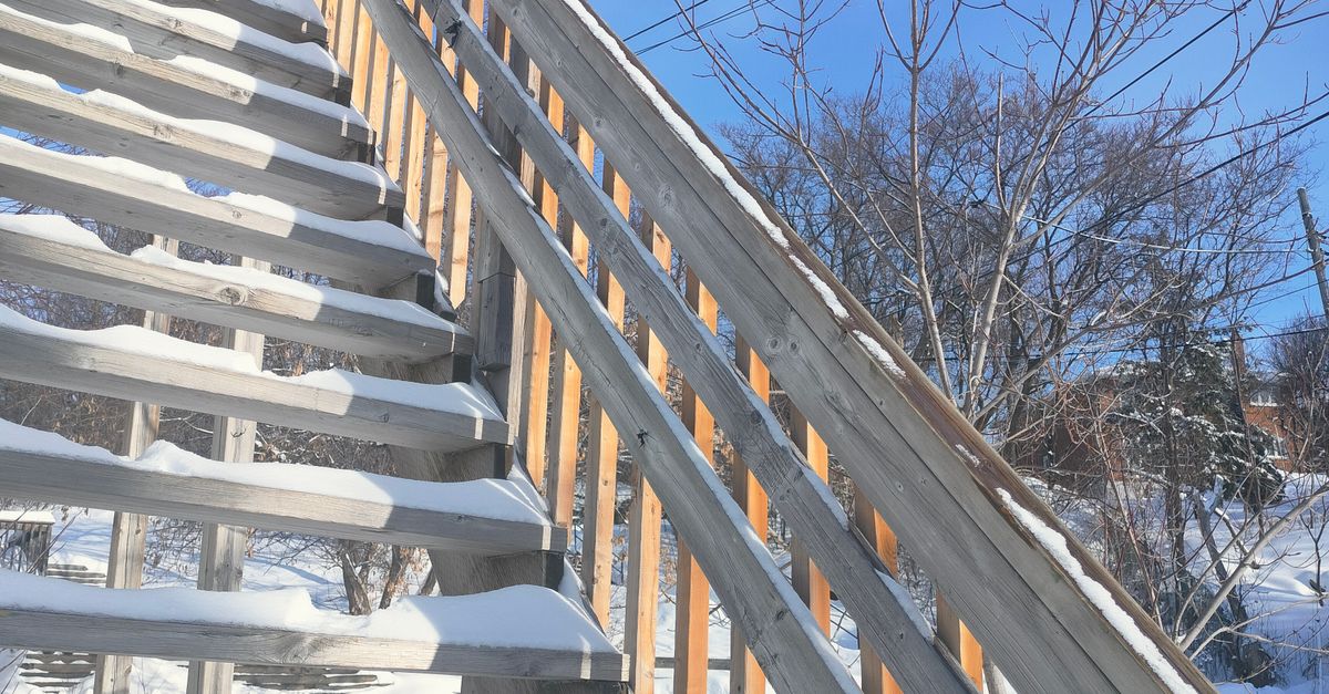 Where can I buy stair stringers for an outdoor deck and get help choosing the right rise, run, and number of steps?