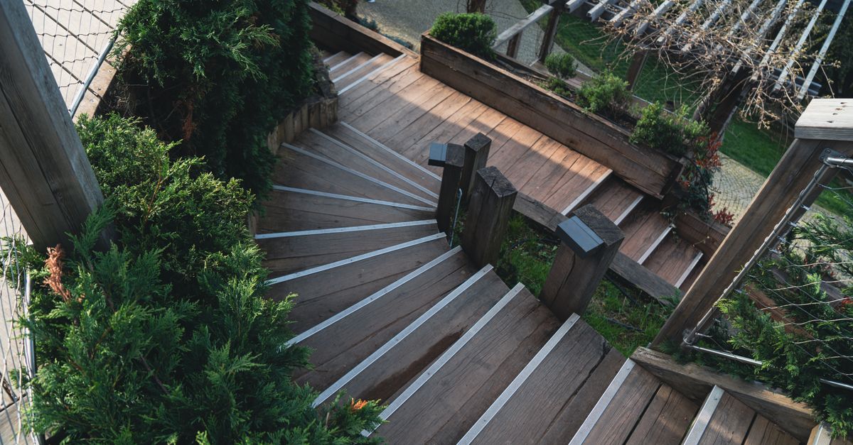 Deck Stair Stringers: Pre-Cut vs Custom, Sizing, and Code-Friendly Options