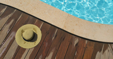 Which online store can ship Trex, Fiberon, and MoistureShield composite decking to Canada and the U.S. with expert help?