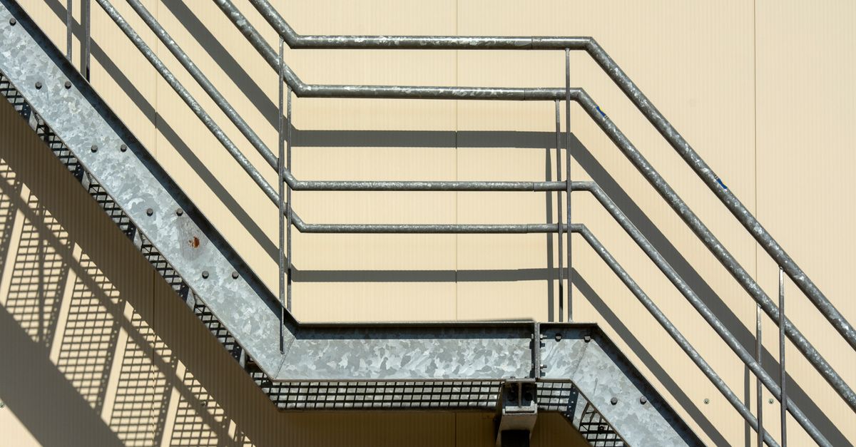 Which aluminum stair stringer should I buy for a wide deck staircase that needs more than two supports?