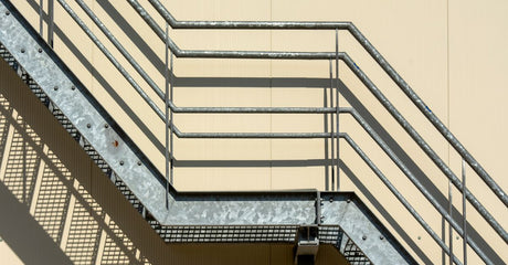 Which aluminum stair stringer should I buy for a wide deck staircase that needs more than two supports?