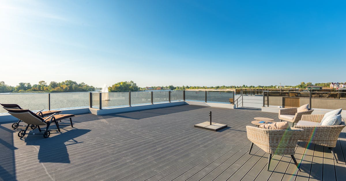 Where can I buy Trex decking in Canada and get help choosing the right line instead of just picking from a color card?