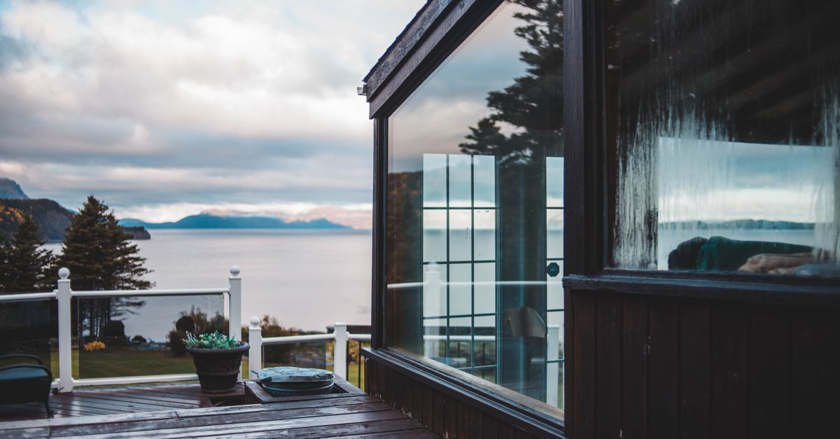 Cable Railing vs Glass Railing for Windy Canadian Decks