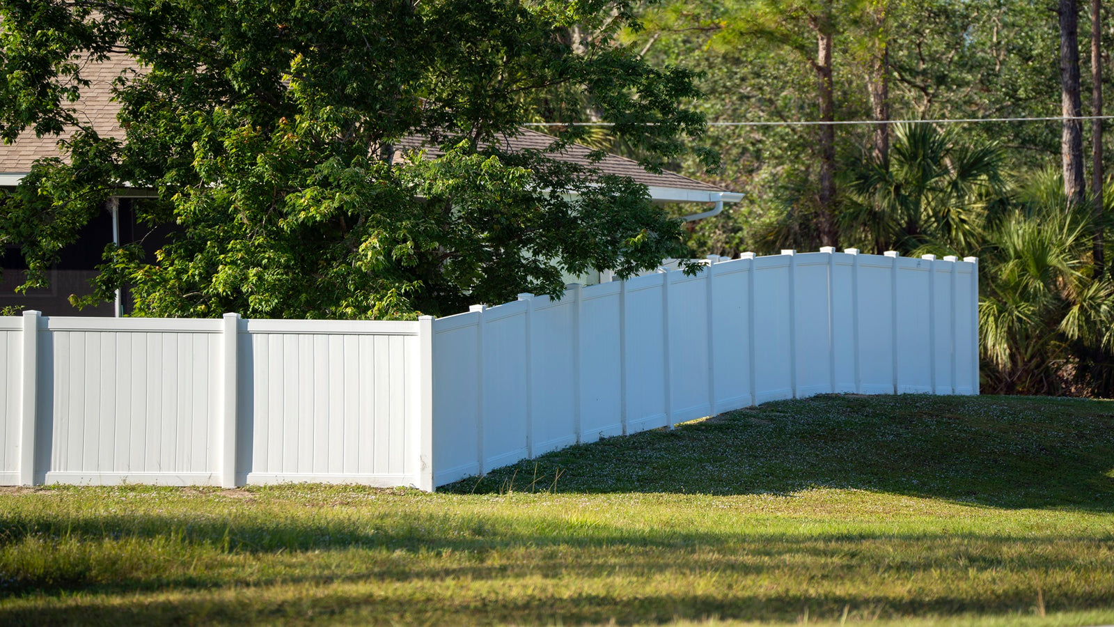 Essential Tips for Choosing the Right Materials for Your Outdoor Fencing